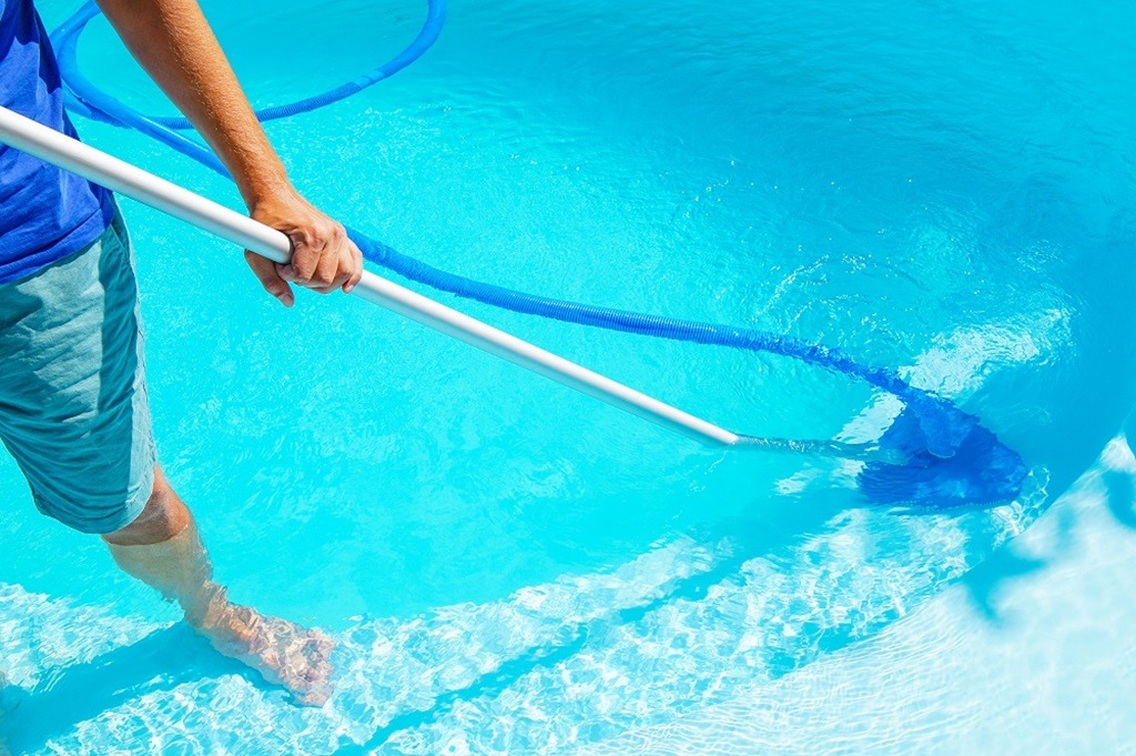 How to Use a Handheld Pool Vacuum