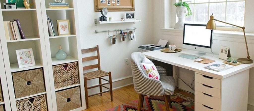 How to decorate your office desk at work