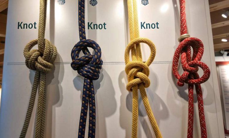 What Are the Biomechanical Principles Behind the Strength of Different Knots